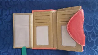 Cartera de piel con diseño floral