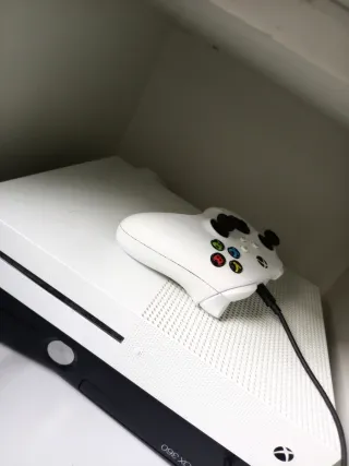 Xbox One Blanca + Mando + FIFA 25 + GT5