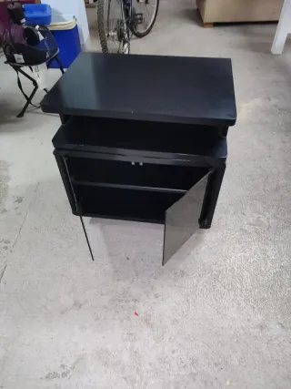 Mueble TV negro antiguo.