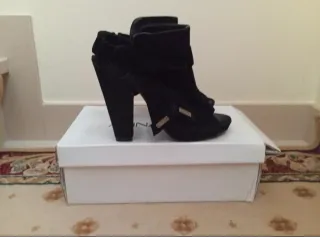 Botines de antelina abierto de tacón ancho. Negros