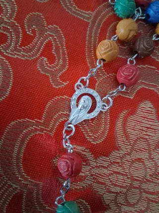 Rosario multicolor con cruz y bolsa