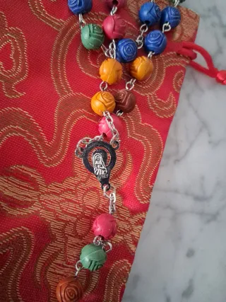Rosario multicolor con cruz y bolsa