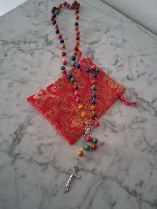 Rosario multicolor con cruz y bolsa