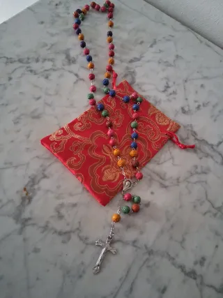 Rosario multicolor con cruz y bolsa