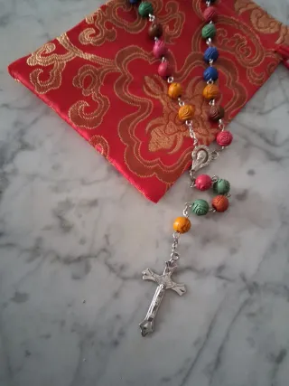 Rosario multicolor con cruz y bolsa