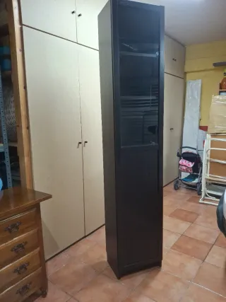 Vitrina alta de cristal y melamina negra