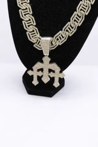 Collar con colgante de cruz plateado