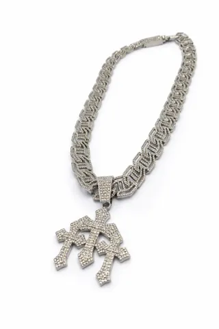 Collar con colgante de cruz plateado