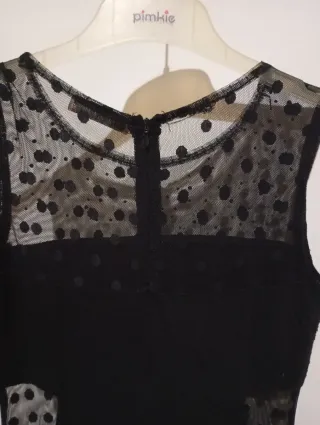 Vestito nero elegante con inserti in tulle a pois