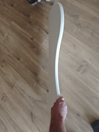 Estantería blanca con soportes