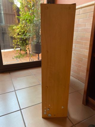 Estantería de madera clara