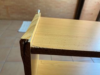 Estantería de madera clara