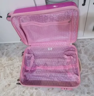Maleta pequeña rosa con ruedas