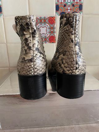 Stivaletti effetto pitone beige e neri