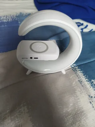 Reloj despertador moderno con carga inalámbrica