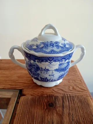 Vajilla de porcelana azul y blanca