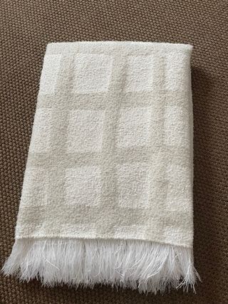 Manta rústica Ikea beige y blanca