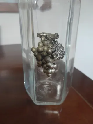 Bottiglia in vetro con grappolo d'uva