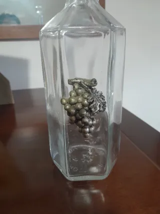 Bottiglia in vetro con grappolo d'uva