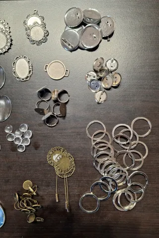 Lote abalorios: colgantes, cabuchones y má