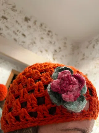 Gorro tejido naranja con flor