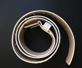 Cinturón Y2K Cuero Blanco Tachuelas Cyber