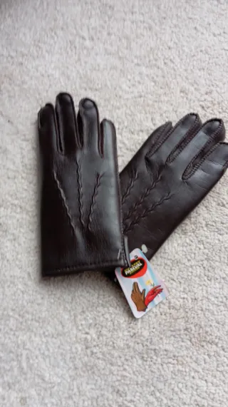 Guantes vintage marrones pequeños.