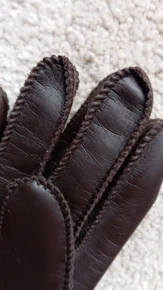 Guantes vintage marrones pequeños.