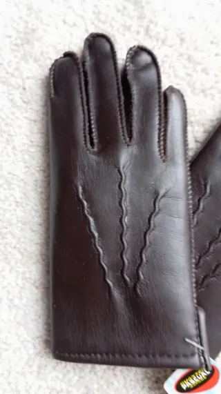 Guantes vintage marrones pequeños.