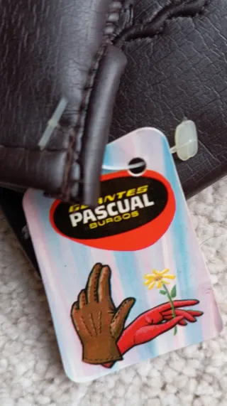 Guantes vintage marrones pequeños.