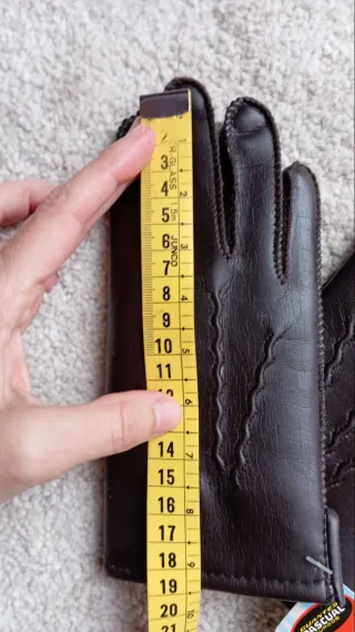 Guantes vintage marrones pequeños.