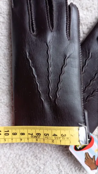 Guantes vintage marrones pequeños.