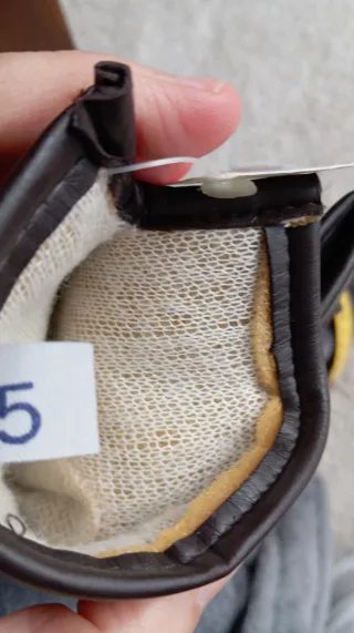 Guantes vintage marrones pequeños.