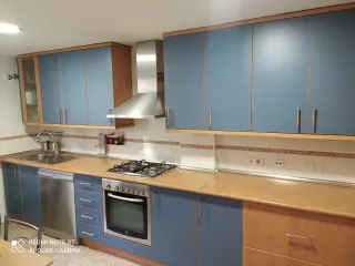 Muebles de cocina azul y marrón