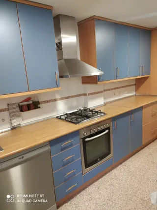 Muebles de cocina azul y marrón