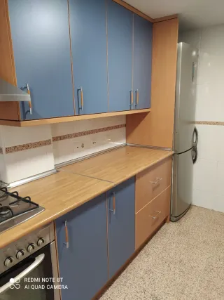 Muebles de cocina azul y marrón