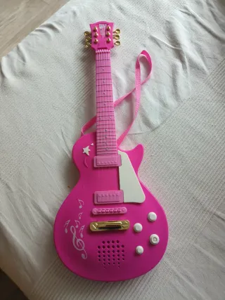 Guitarra rosa de juguete para niña