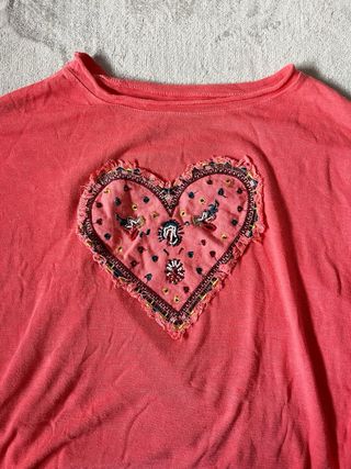 Camiseta corazón abalorios