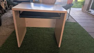 Escritorio pequeño con soporte para teclado