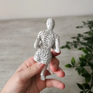 Statuetta pensatore seduto