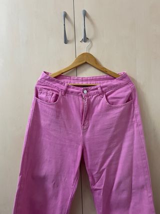 Pantalón vaquero rosa ancho