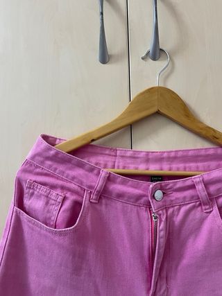 Pantalón vaquero rosa ancho