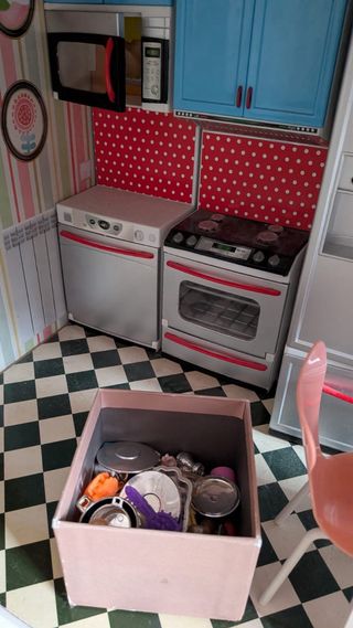 Casa de muñecas grande con accesorios y muñecas