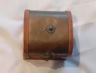 Caja de madera y metal decorada