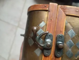 Caja de madera y metal decorada