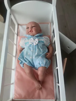Cuna de madera + muñeco reborn y accesorios