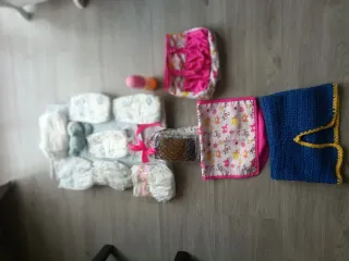 Cuna de madera + muñeco reborn y accesorios