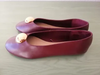 Manoletinas burdeos con detalle dorado