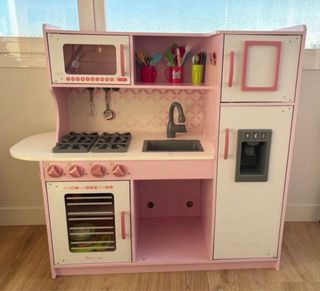 Cocinita infantil rosa y blanca