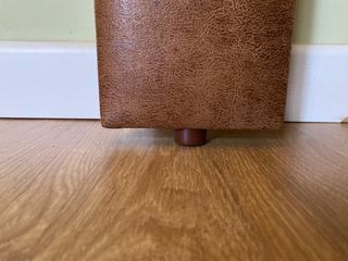 Cabecero tapizado marrón con tachuelas